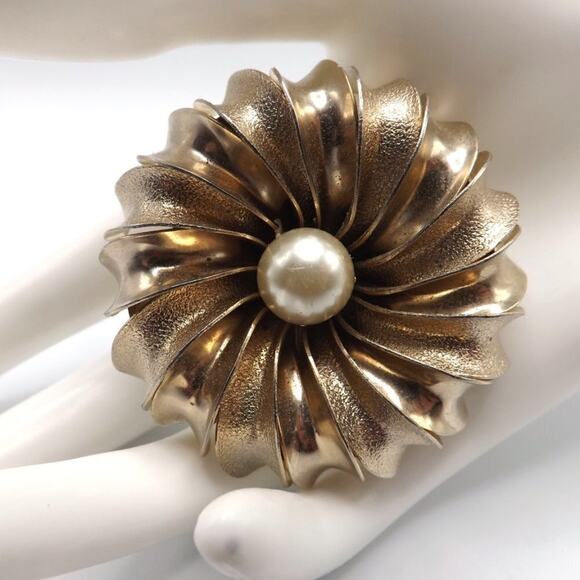 Vintage Gold Flower Faux Pearl Brooch, Texture Smooth Petals Mid Century, 2 1/4" - Picture 9 of 10